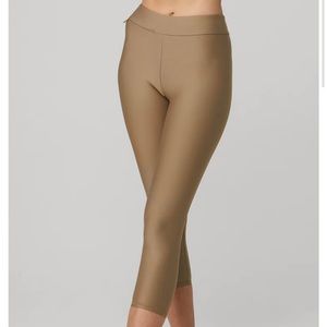 Alo conceal airlift capri in Gravel size small